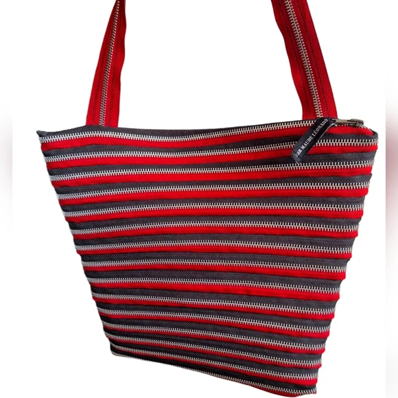 Handbad made of black and Red zipper. - Picture 2 of 5